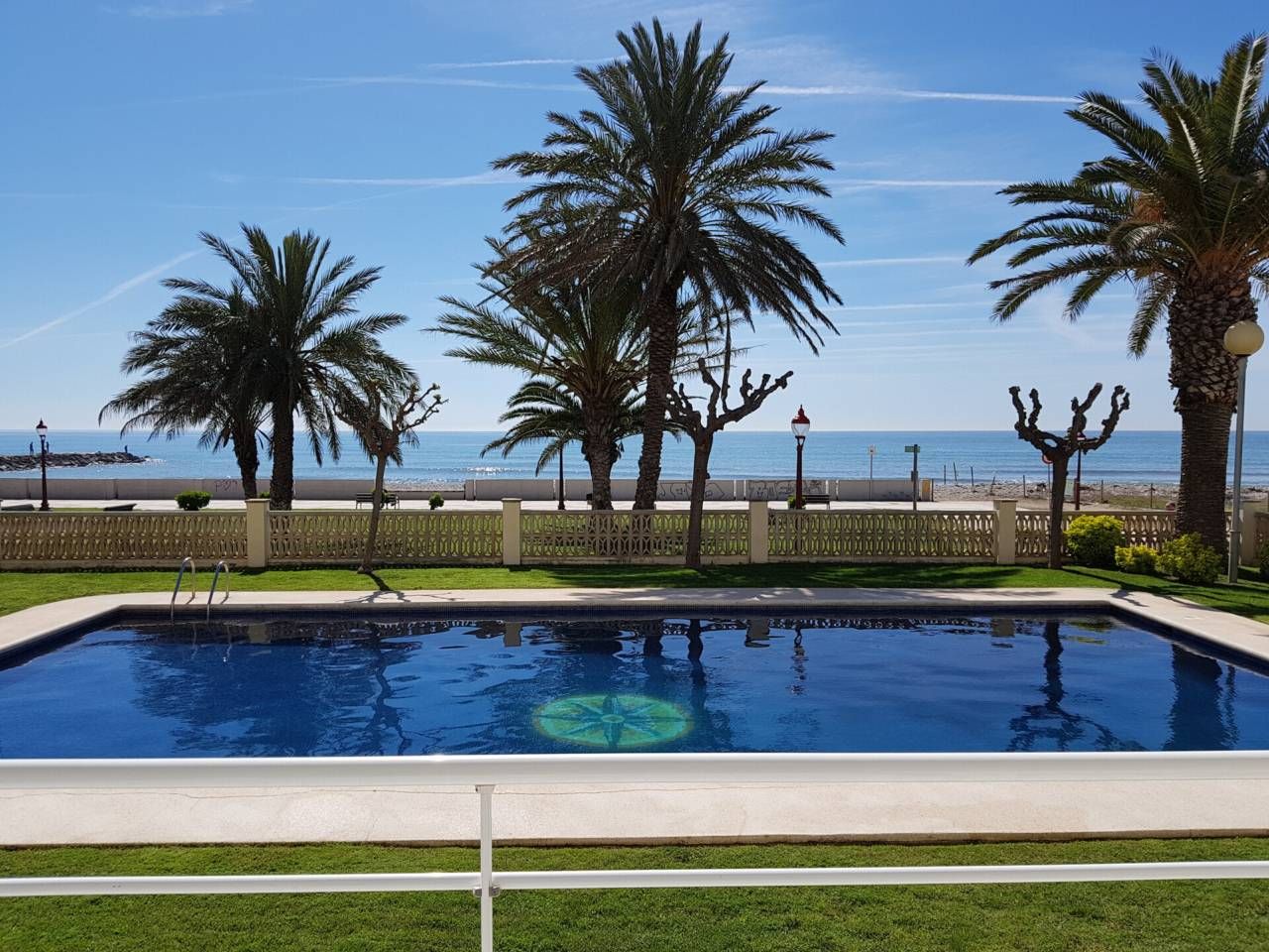 Piscina de Apartamento en venta en Cubelles con Terraza, Amueblado y Piscina comunitaria