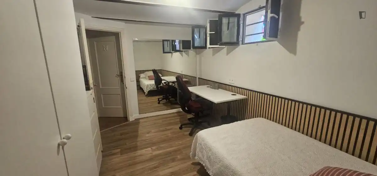 Dormitori de Casa o xalet per a compartir en Madrid amb Calefacció, Moblat i Forn