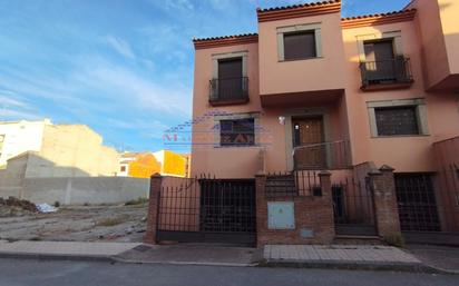 Vista exterior de Casa adosada en venda en Mengíbar