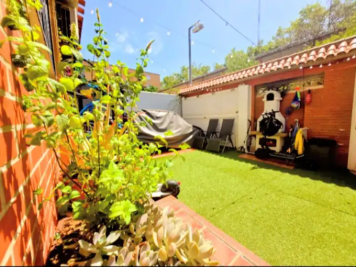 Casa a schiera con giardino in vendita a Carrer de Sibiuda 5, imagen 2