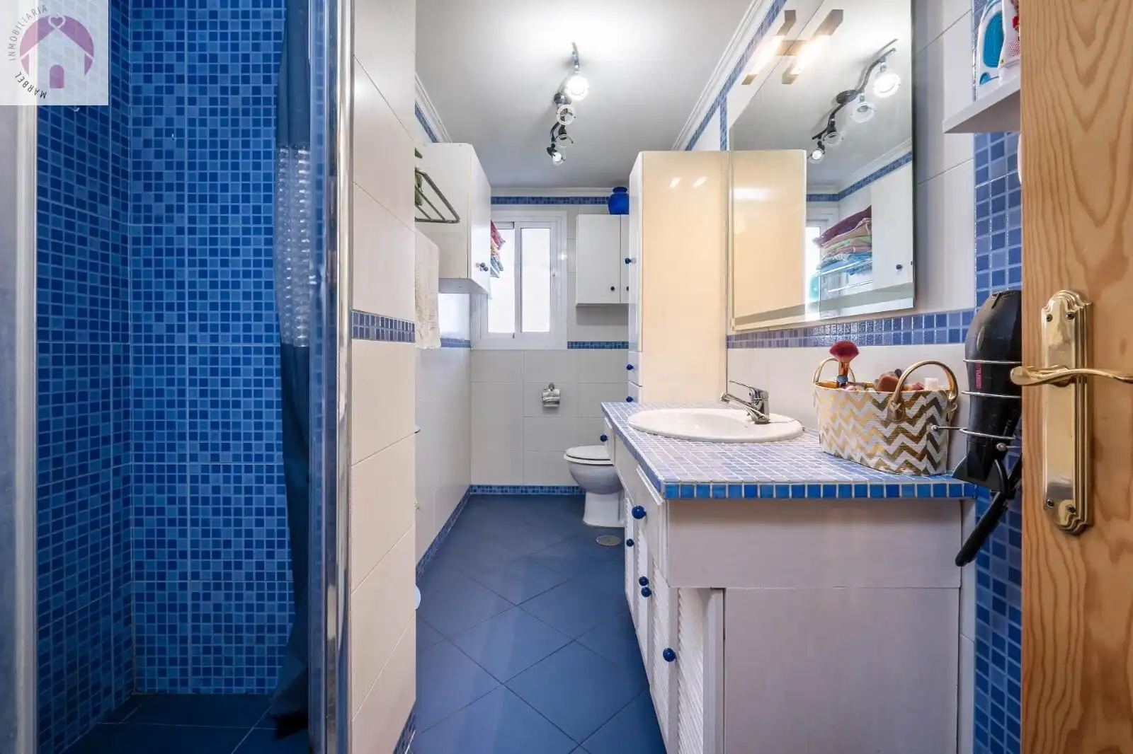 Bathroom of Flat for sale in Granada  with Air Conditioner, Heating and Terrace