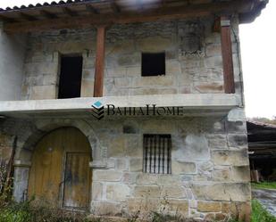 Vista exterior de Casa adosada en venda en Villafufre amb Jardí privat