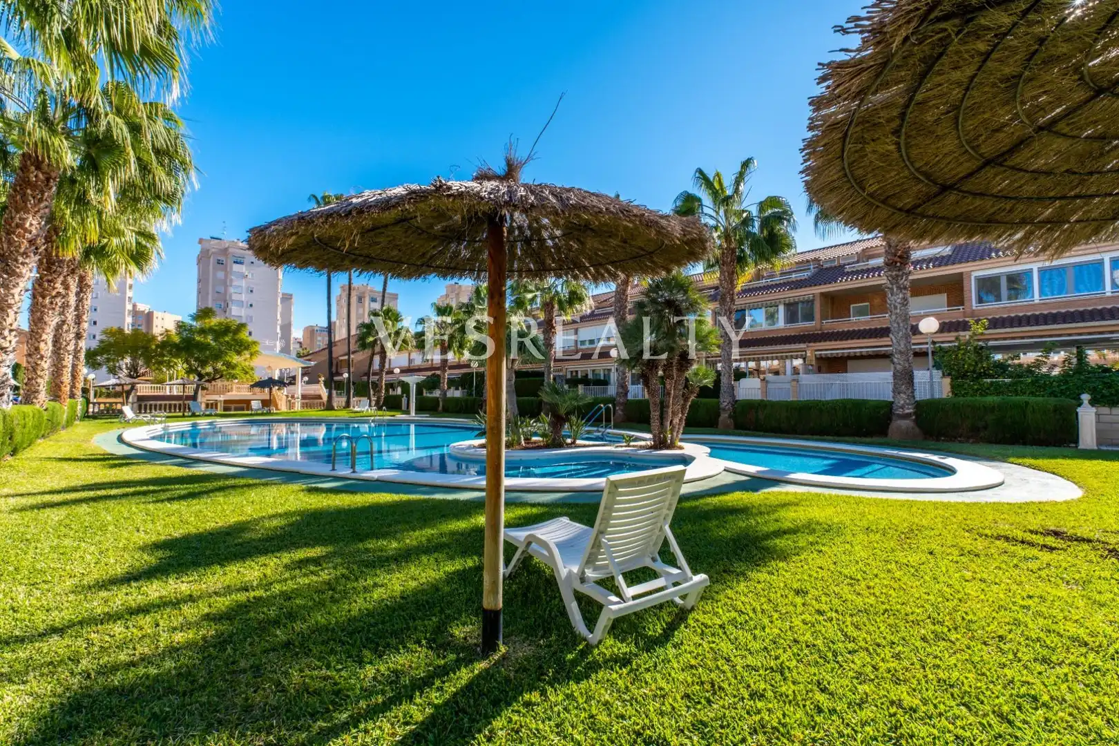 Vista exterior de Casa adosada en venda en Alicante / Alacant amb Aire condicionat, Calefacció i Jardí privat