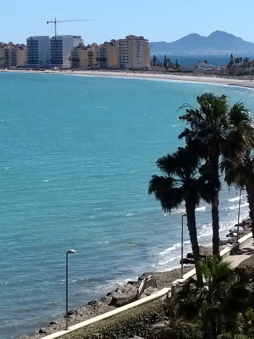 Außenansicht von Wohnung zum Verkauf in La Manga del Mar Menor mit Klimaanlage, Heizung und Privatgarten