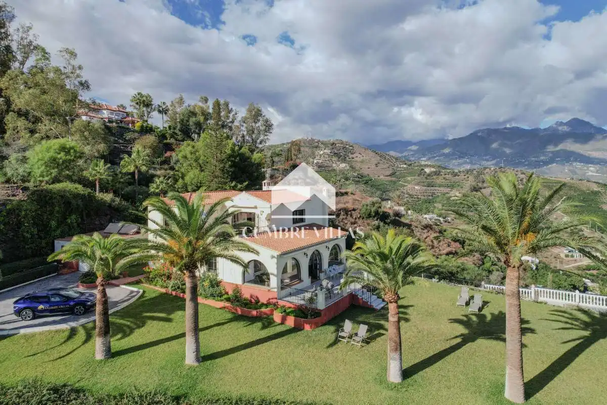 Vista exterior de Casa o xalet en venda en Nerja amb Jardí privat i Terrassa