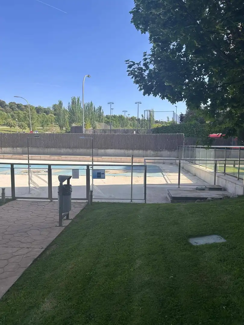 Piscina de Piso de alquiler en Madrid con Trastero y Piscina comunitaria