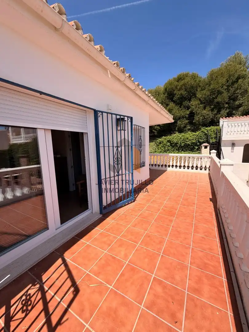 Vista exterior de Casa o xalet en venda en Vélez-Málaga amb Terrassa, Traster i Moblat