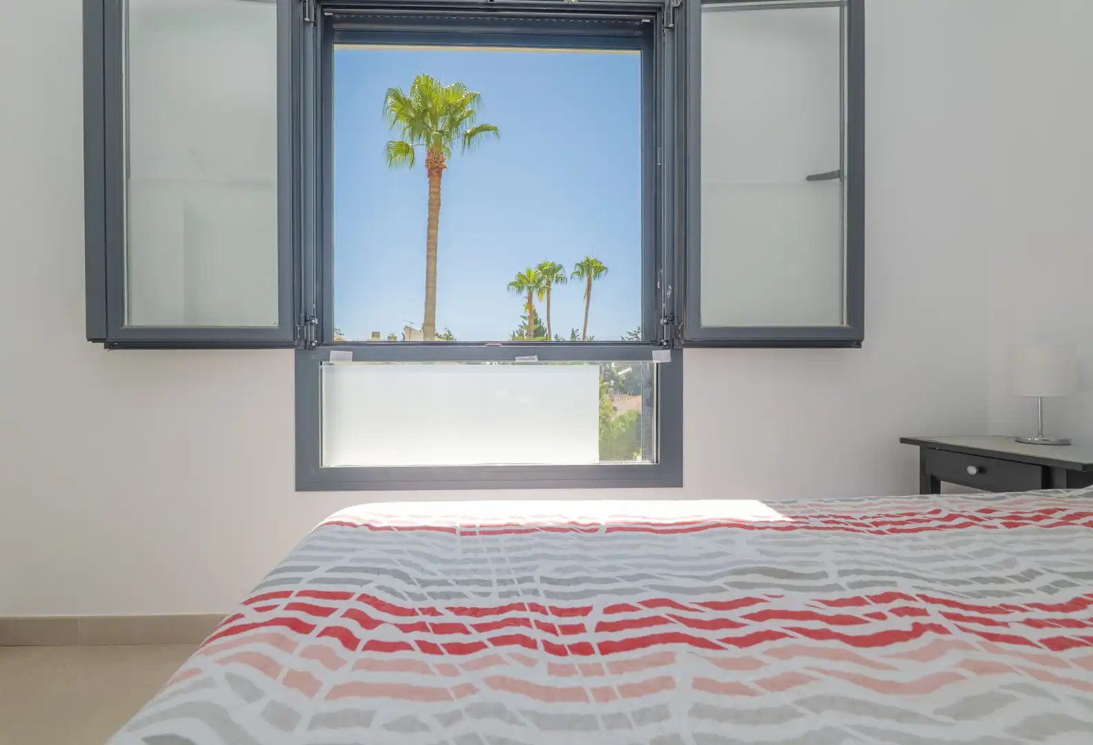 Dormitori de Casa adosada en venda en Torremolinos amb Jardí privat, Terrassa i Piscina