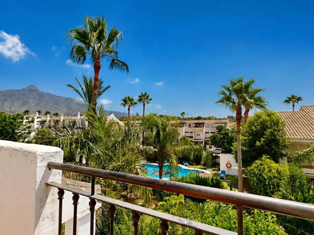 Vista exterior de Casa o xalet en venda en Marbella amb Aire condicionat, Calefacció i Jardí privat