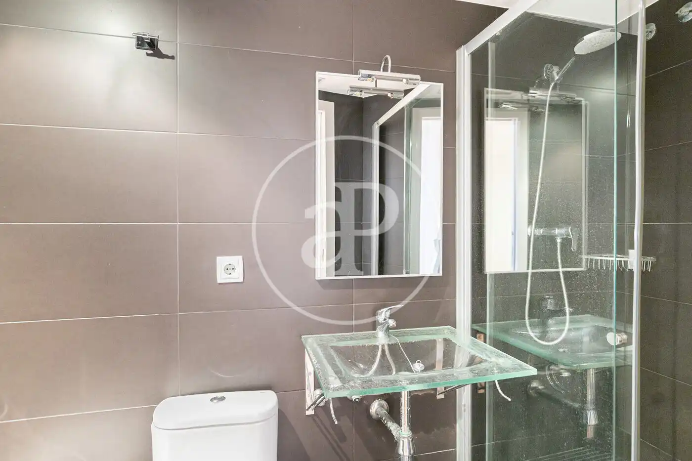Badezimmer von Dachboden zum Verkauf in Barcelona mit Klimaanlage, Heizung und Terrasse