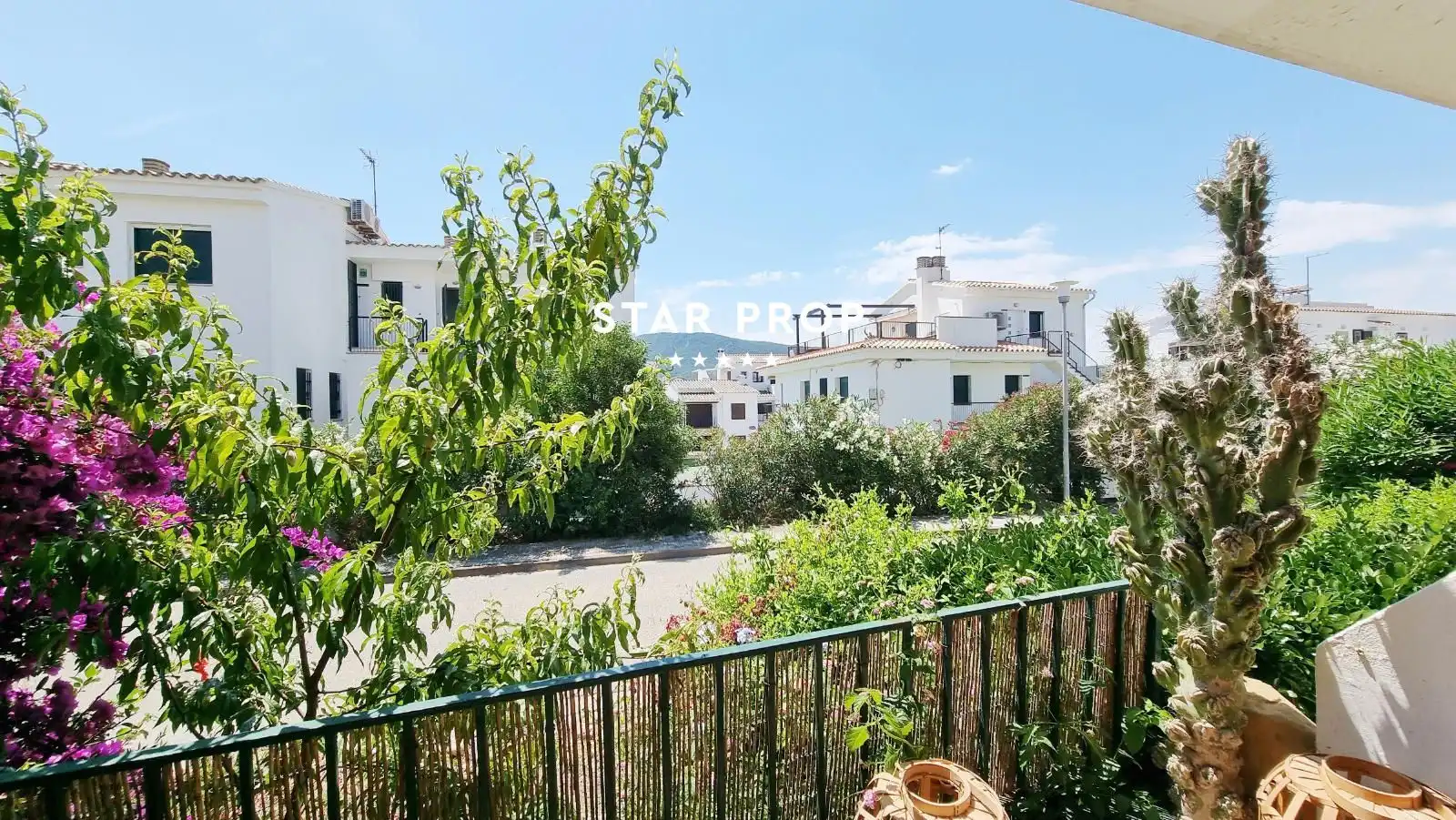 Vista exterior de Pis en venda en Llançà amb Aire condicionat, Calefacció i Terrassa
