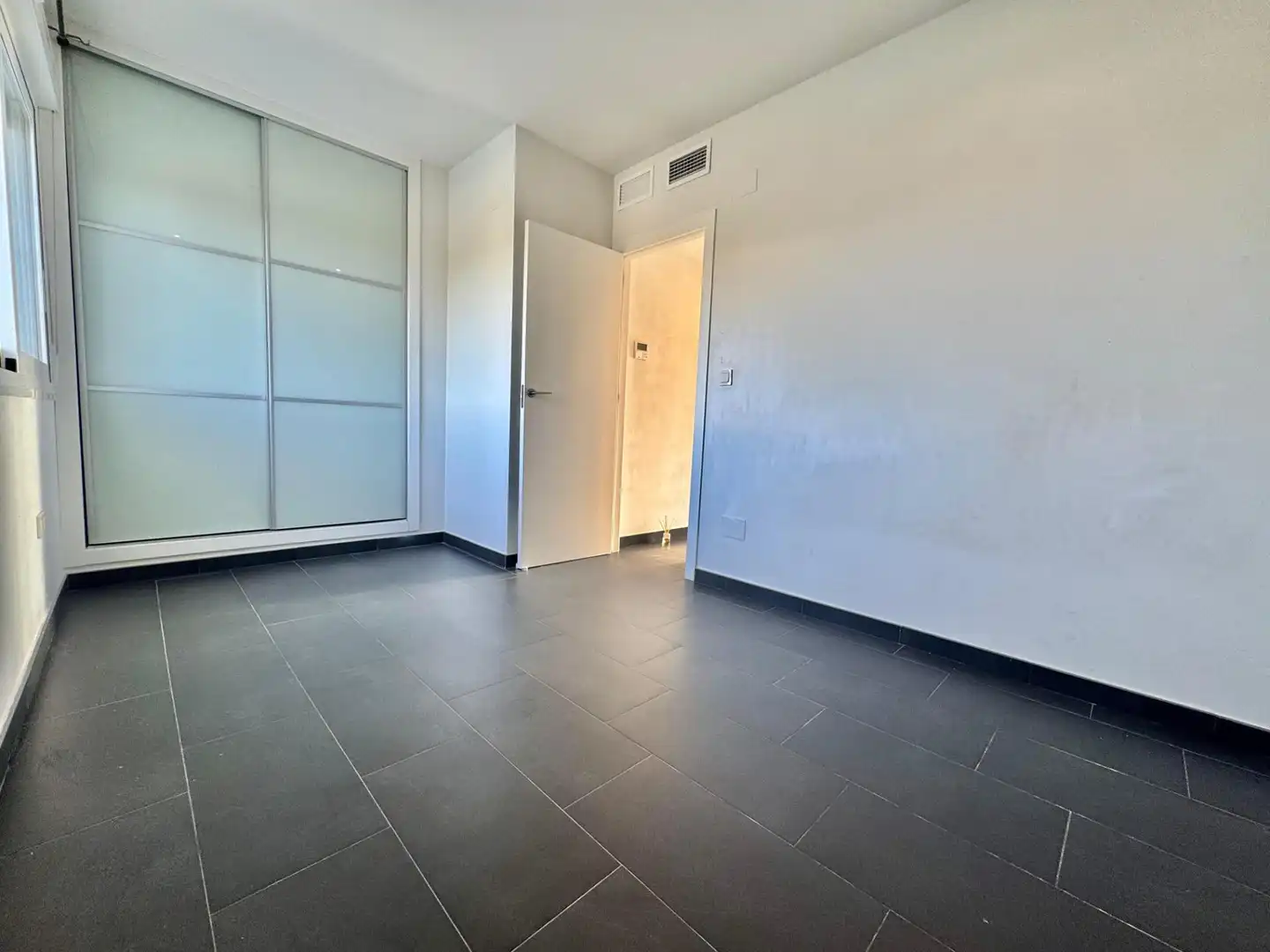 Habitación de Casa adosada en venta en Torrevieja con Jardín privado, Terraza y Balcón