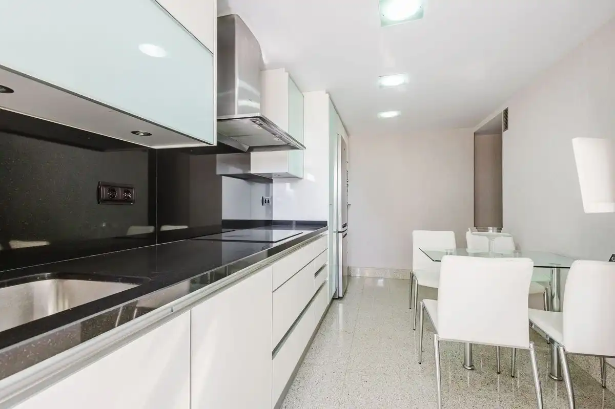 Cuina de Pis en venda en Vélez-Málaga amb Aire condicionat, Calefacció i Jardí privat