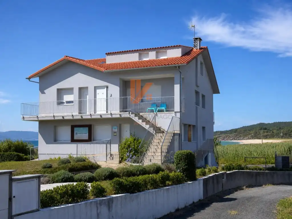 Vista exterior de Casa o xalet en venda en Porto do Son amb Jardí privat, Terrassa i Moblat