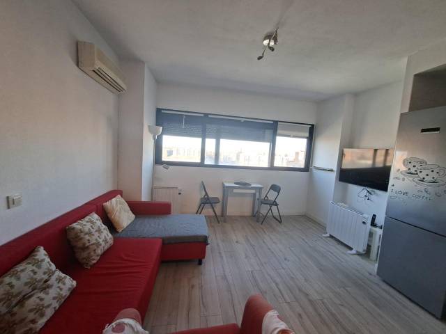 Estudio en Alquiler en De Ladera De Los Almendros en Valdebernardo - Valderribas