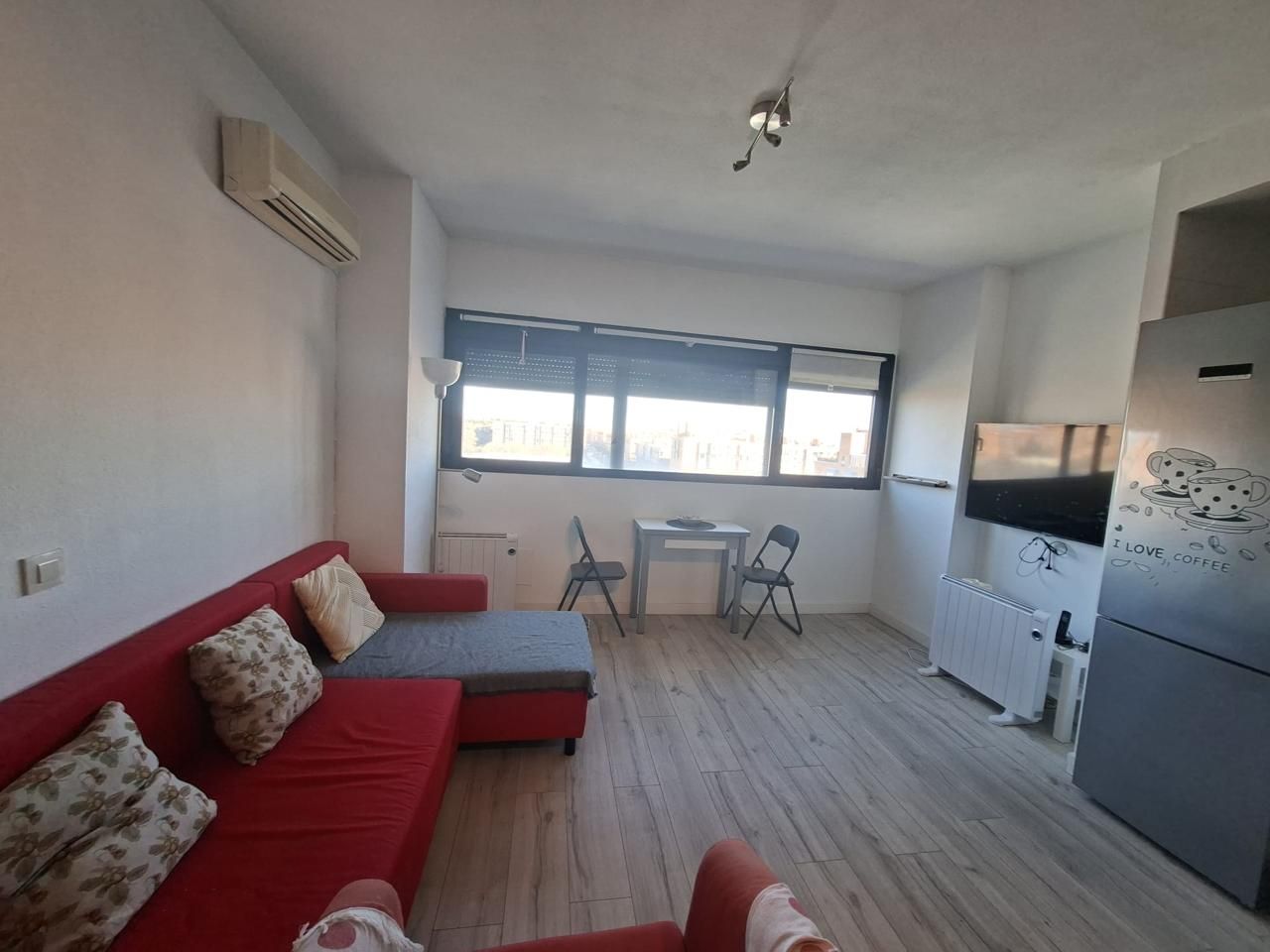 Sala d'estar de Estudi de lloguer en  Madrid Capital amb Aire condicionat, Calefacció i Piscina comunitària