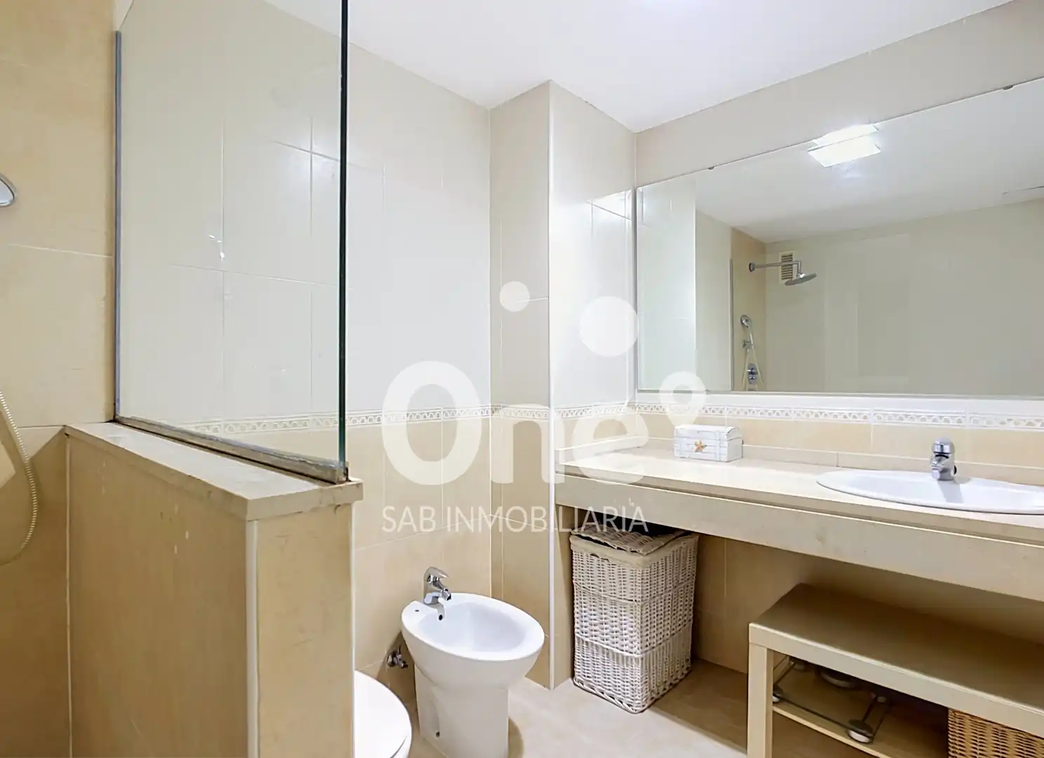 Bathroom of Flat for sale in Paterna  with Air Conditioner, Heating and Parquet flooring