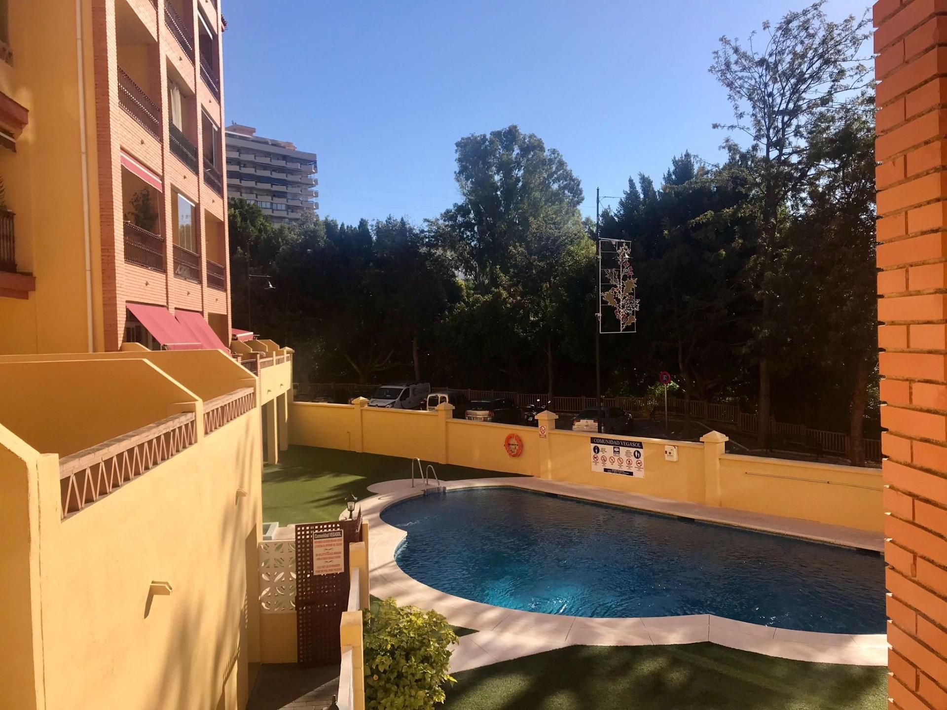 Piscina de Apartament de lloguer en Fuengirola amb Aire condicionat, Terrassa i Piscina comunitària