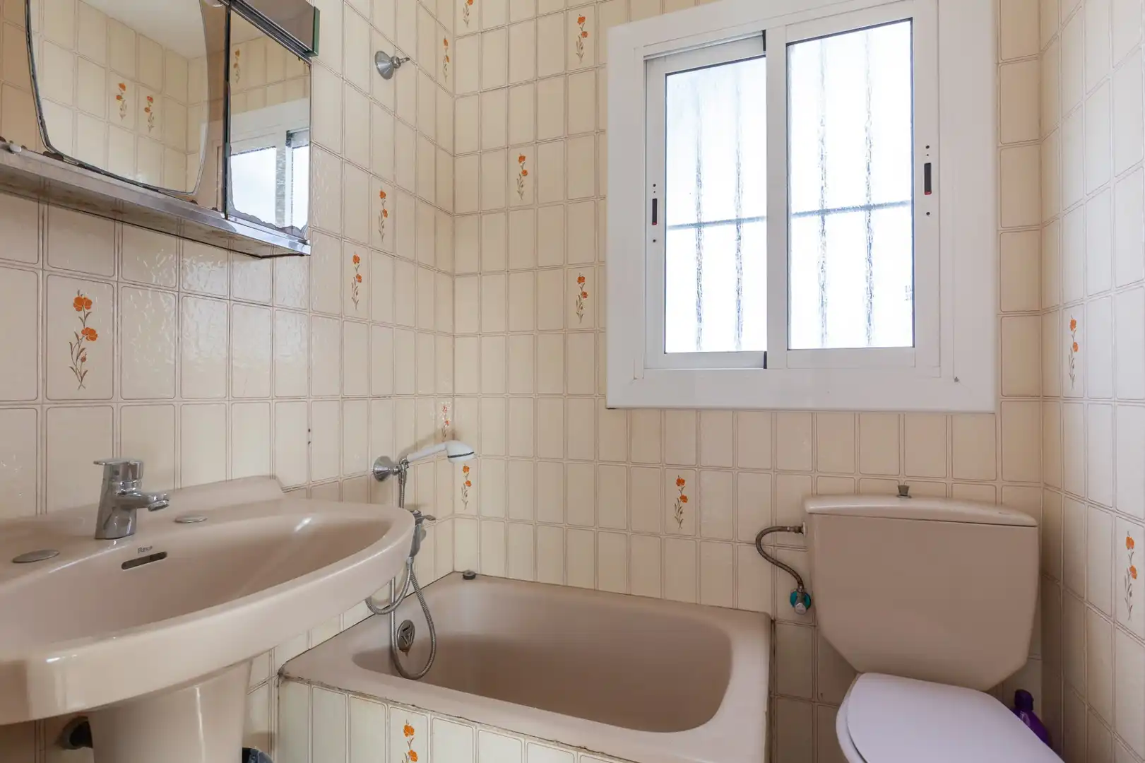 Baño de Casa adosada en venta en Esplugues de Llobregat con Calefacción, Terraza y Alarma