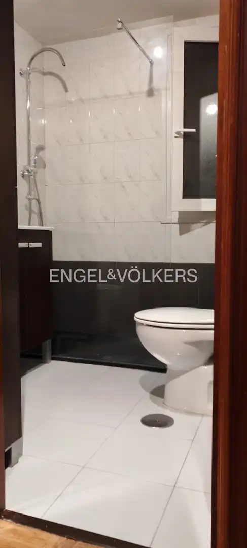 Bathroom of Flat for rent in Madrid  with Heating, Private garden and Parquet flooring