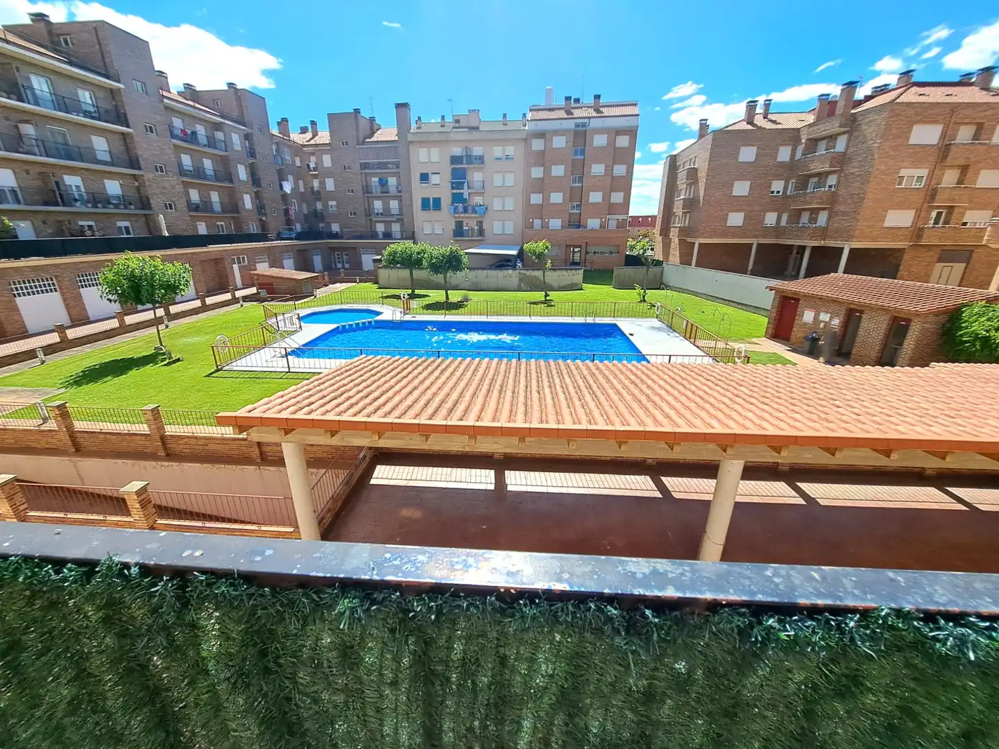 Piscina de Piso en venta en Haro con Calefacción, Terraza y Trastero