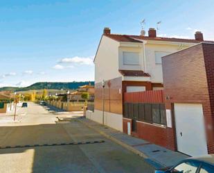 Vista exterior de Casa adosada en venda en Venta de Baños amb Terrassa i Balcó