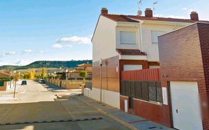 Vista exterior de Casa adosada en venda en Venta de Baños amb Calefacció, Jardí privat i Terrassa