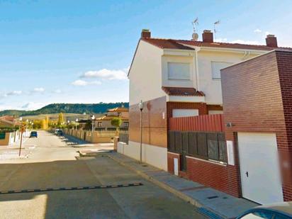 Vista exterior de Casa adosada en venda en Venta de Baños amb Calefacció, Jardí privat i Terrassa