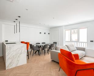 Sala d'estar de Apartament en venda en  Madrid Capital