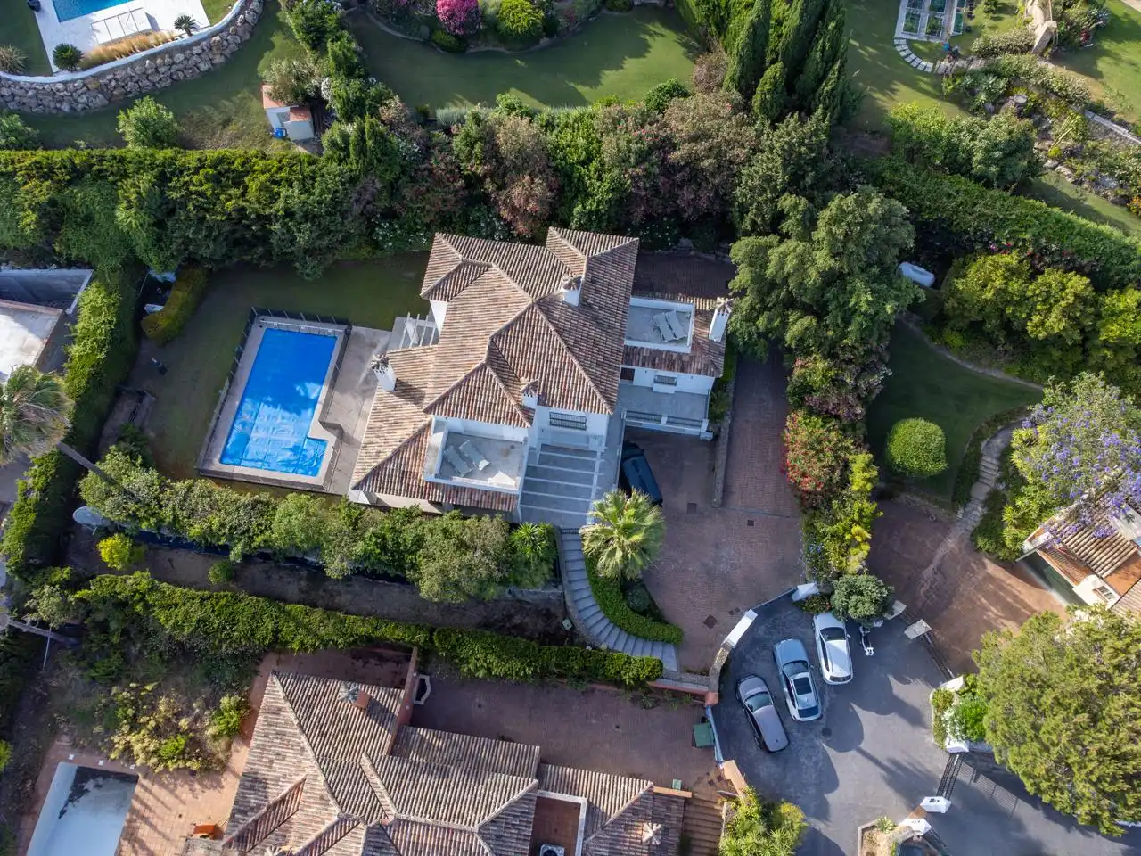 Vista exterior de Casa o xalet en venda en Sotogrande amb Aire condicionat, Jardí privat i Terrassa