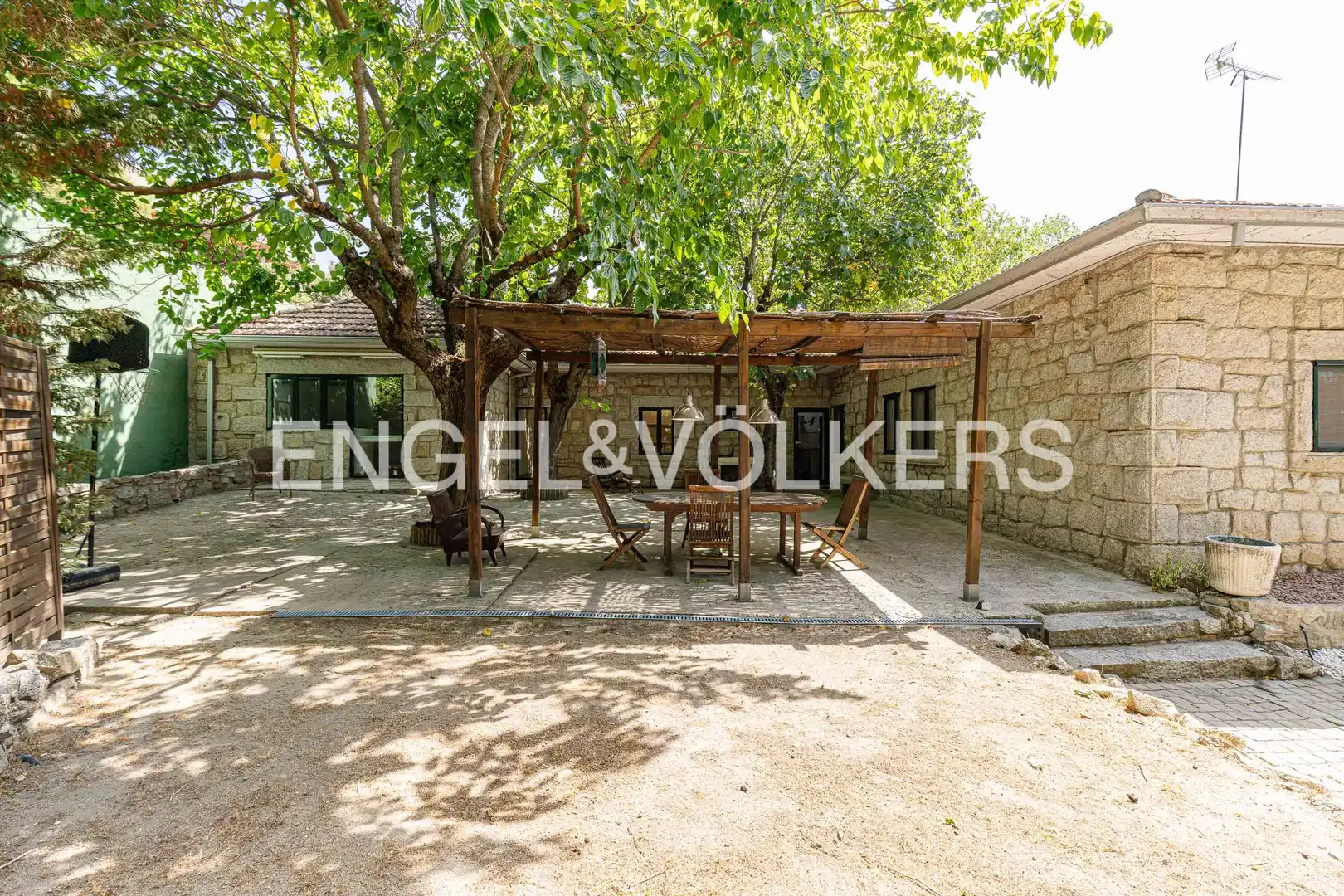 Terrassa de Casa o xalet en venda en Hoyo de Manzanares amb Calefacció, Jardí privat i Terrassa