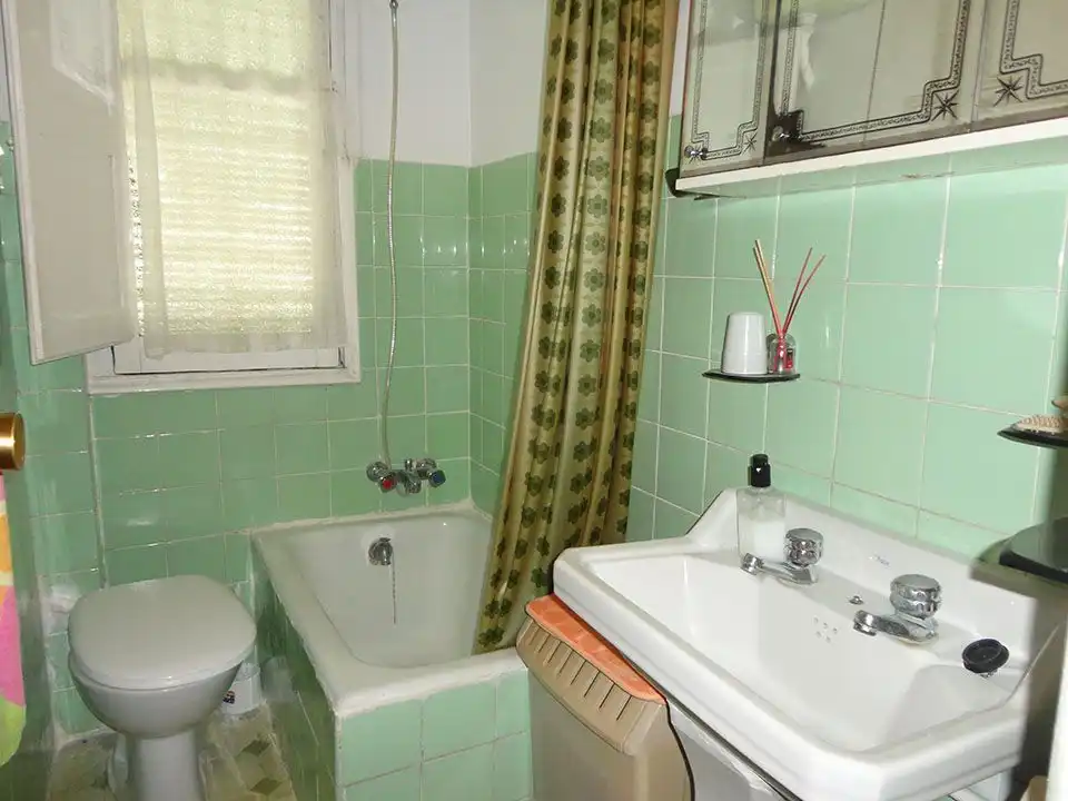 Badezimmer von Einfamilien-Reihenhaus zum Verkauf in Salas de los Infantes mit Heizung und Privatgarten