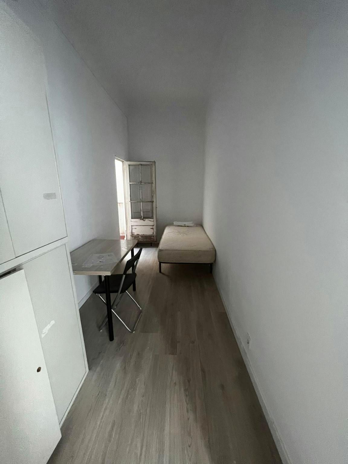 Bedroom of Flat to share in  Barcelona Capital  with Heating, Furnished and Washing machine
