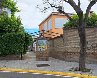 Vista exterior de Casa adosada en venda en Mairena del Aljarafe amb Calefacció i Piscina comunitària
