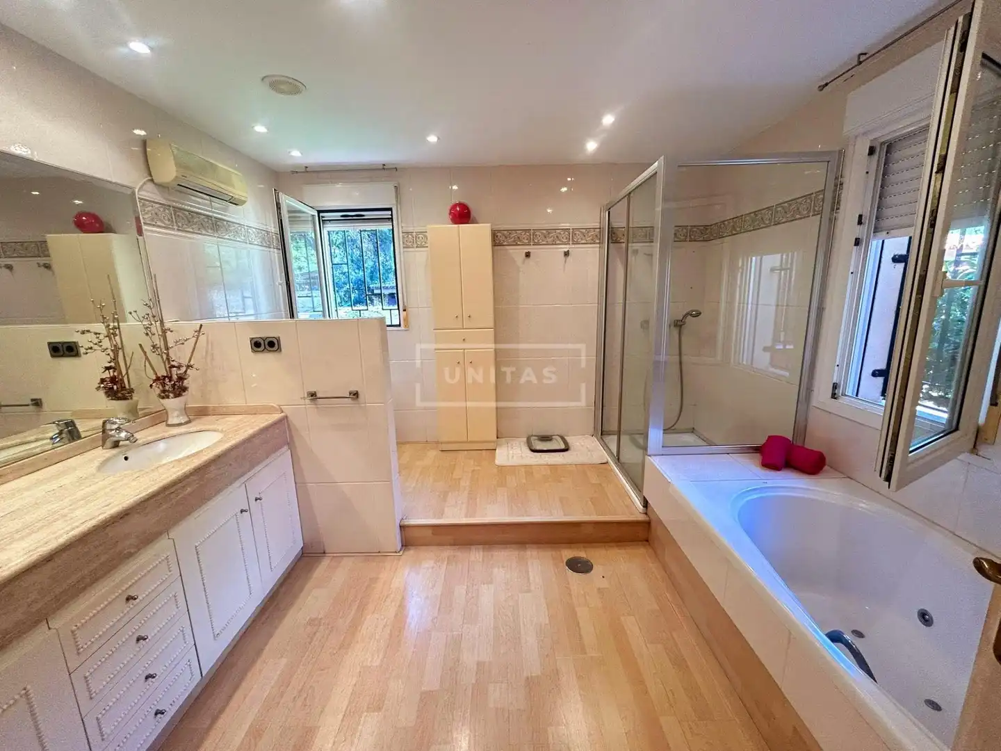 Bany de Casa o xalet en venda en Alicante / Alacant amb Aire condicionat, Jardí privat i Terrassa