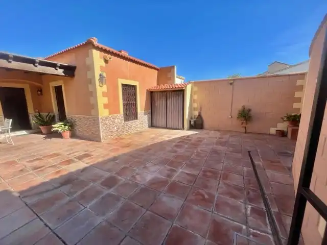 Vista exterior de Casa o chalet en venta en Montequinto con Aire acondicionado
