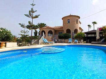 Casa con piscina en venta en Calle. Sol