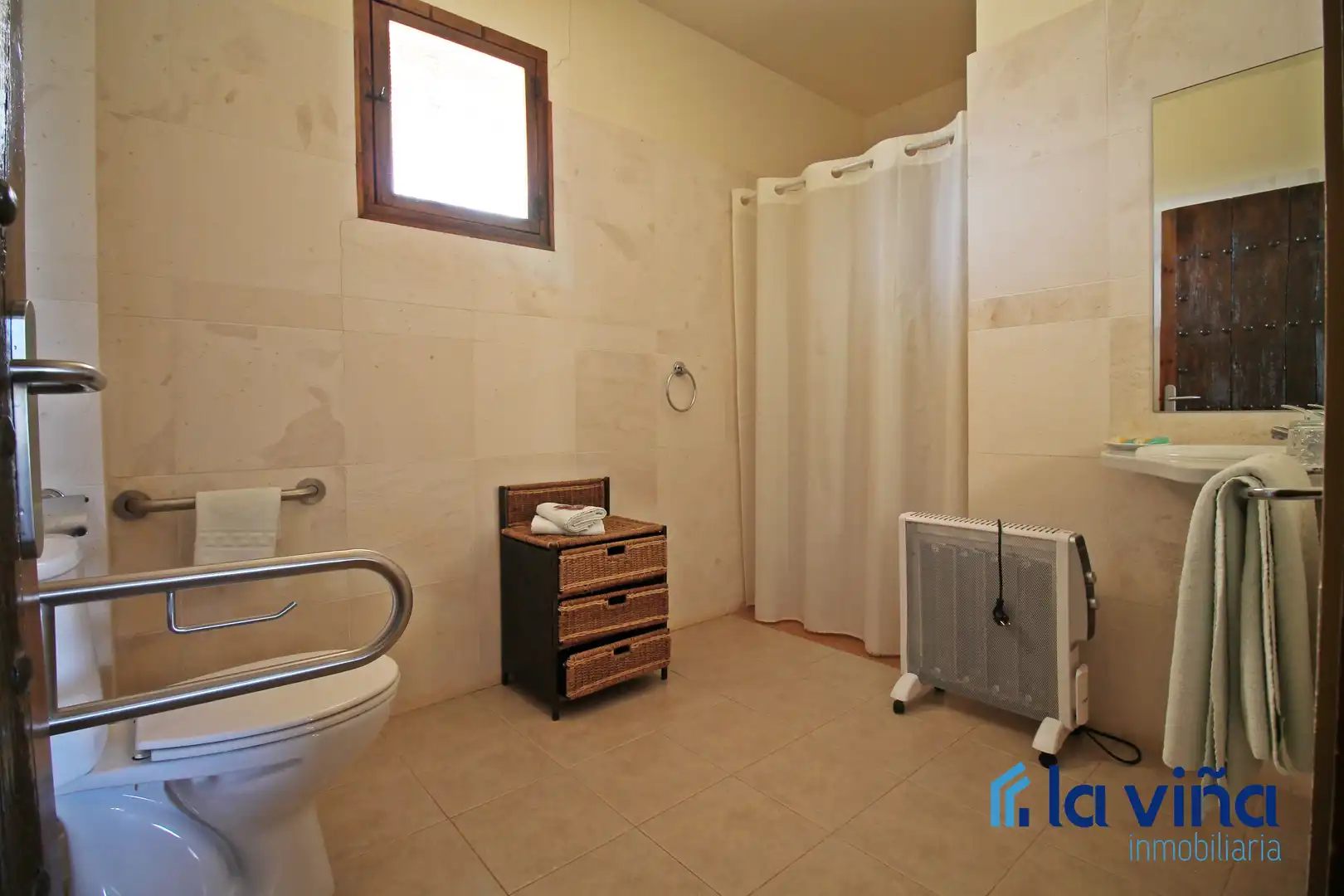 Baño de Finca rústica en venta en Martín de la Jara con Aire acondicionado, Jardín privado y Trastero
