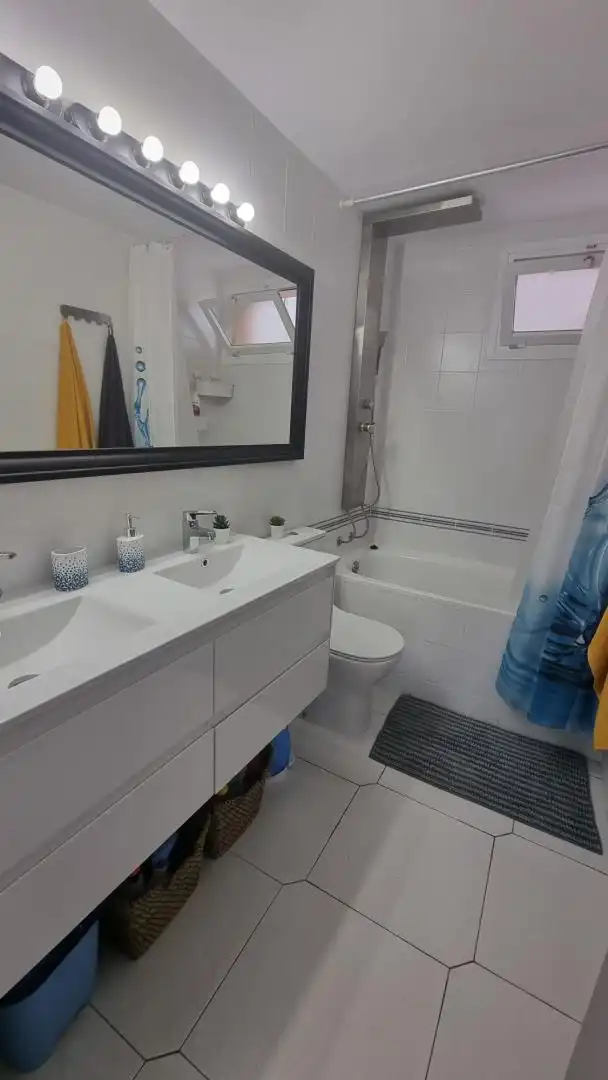 Bany de Apartament de lloguer en Sant Pere de Ribes amb Moblat, Microones i TV