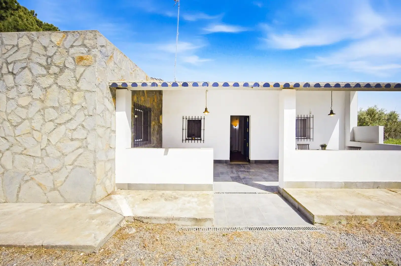 Vista exterior de Casa o xalet en venda en Chiclana de la Frontera amb Traster