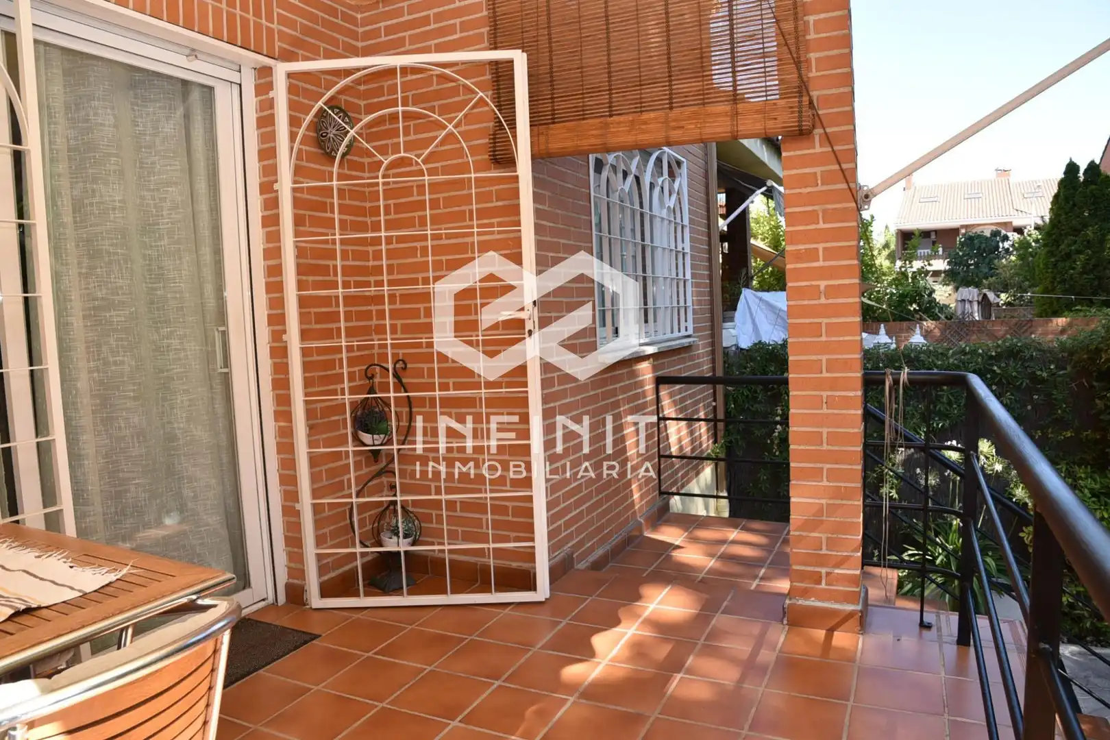 Vista exterior de Casa adosada en venda en Alcalá de Henares amb Aire condicionat, Calefacció i Jardí privat