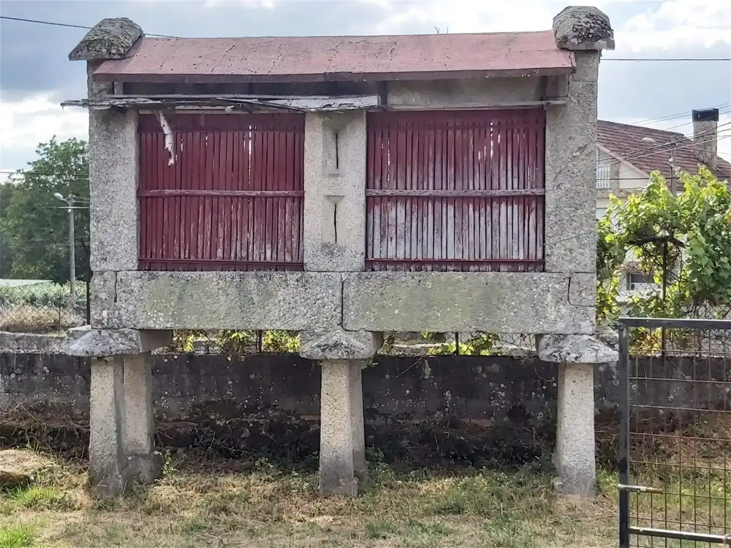 Außenansicht von Country house zum Verkauf in Esgos