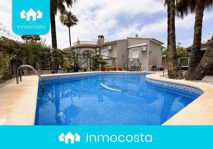 Vista exterior de Casa o xalet en venda en El Campello amb Aire condicionat, Calefacció i Jardí privat