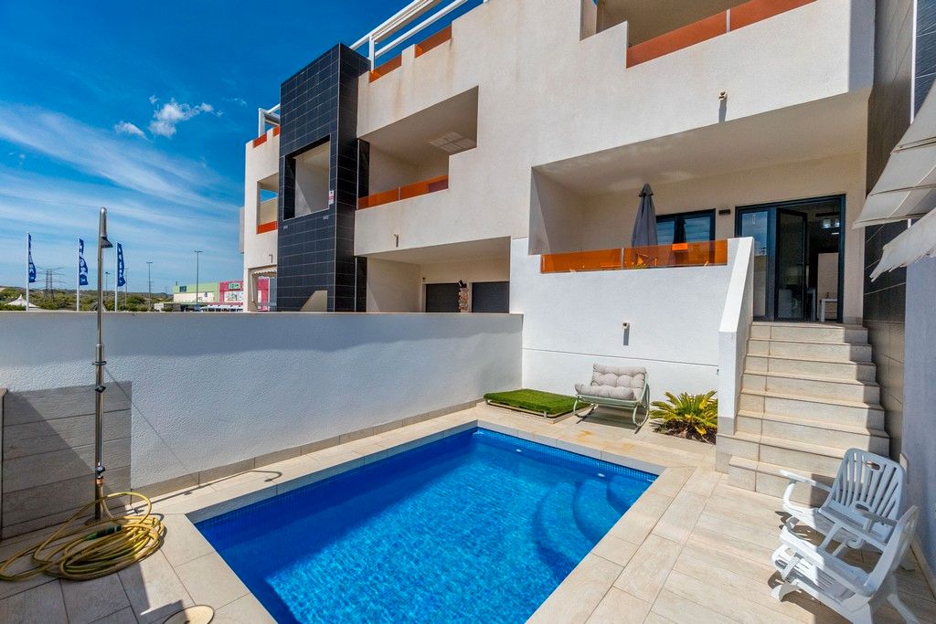 Piscina de Casa o xalet en venda en Orihuela amb Aire condicionat, Jardí privat i Terrassa