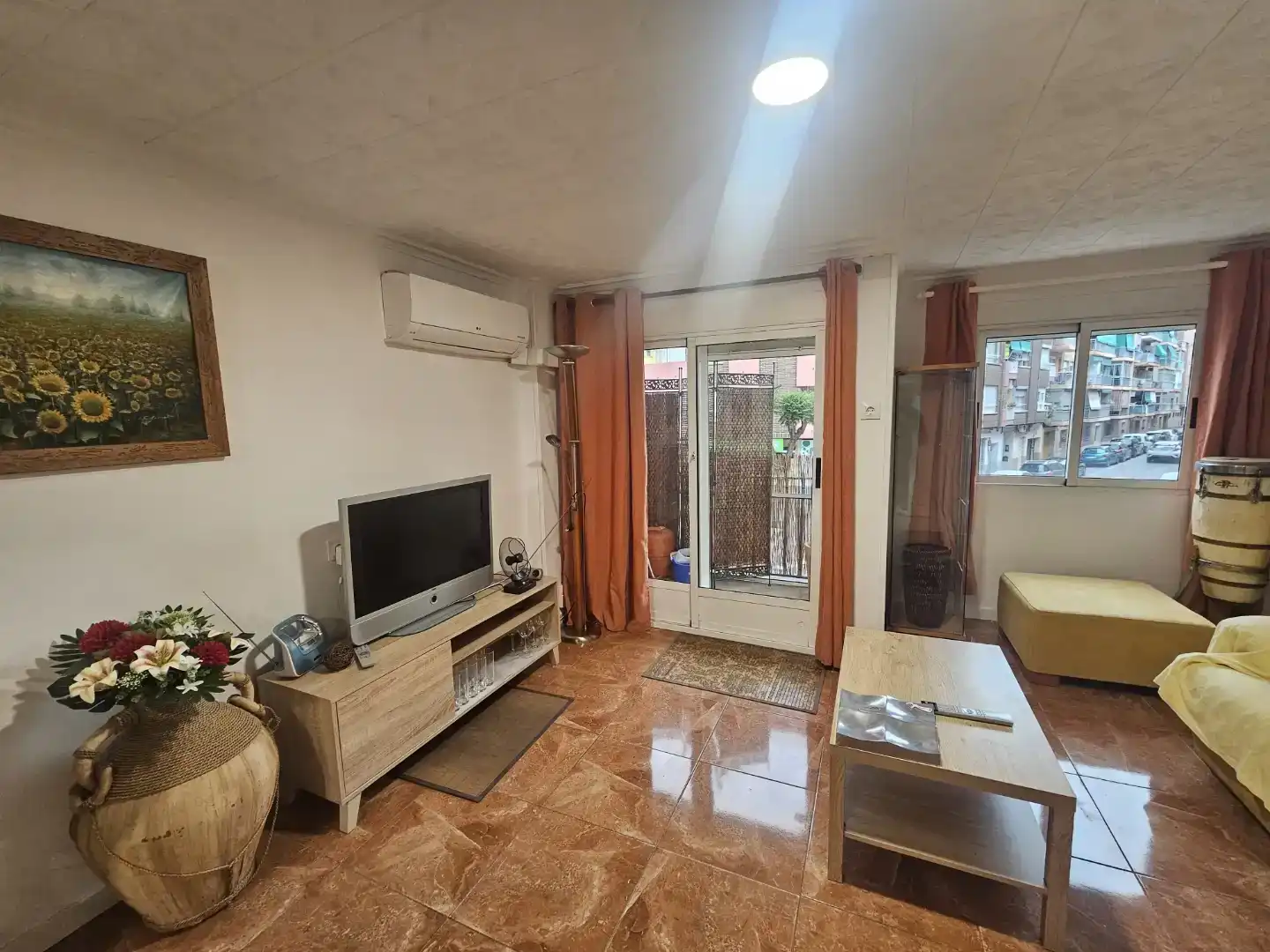Living room of Flat for share in Torrent  with Air Conditioner, Furnished and Washing machine