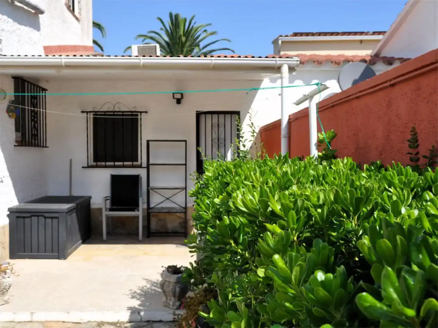 Garden of Houses for sale in Empuriabrava  with Air Conditioner and Swimming Pool