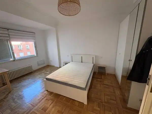 Dormitori de Apartament de lloguer en Madrid amb Aire condicionat, Calefacció i Moblat