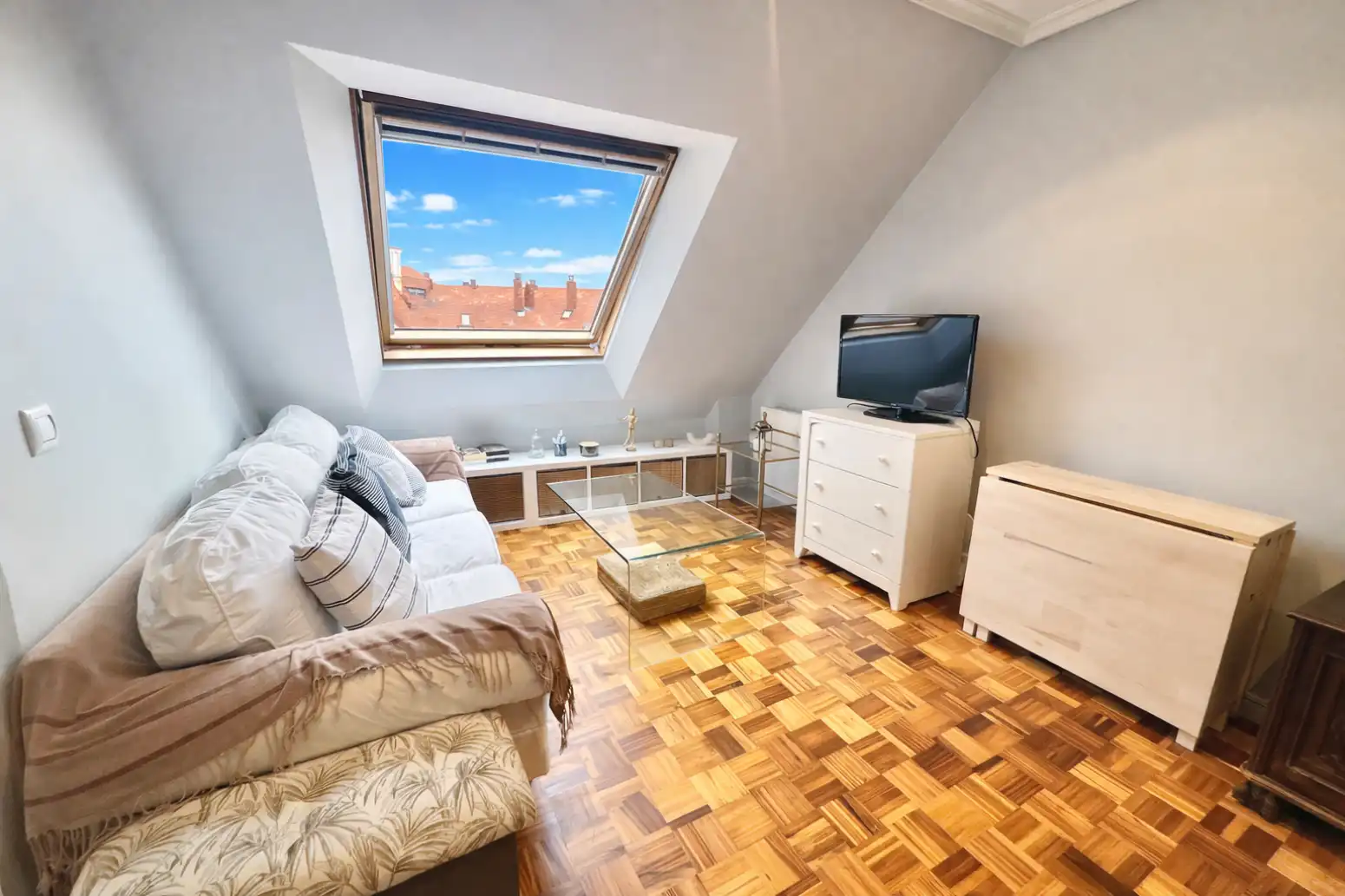 Sala de estar de Ático en venta en Oviedo  con Calefacción y Parquet