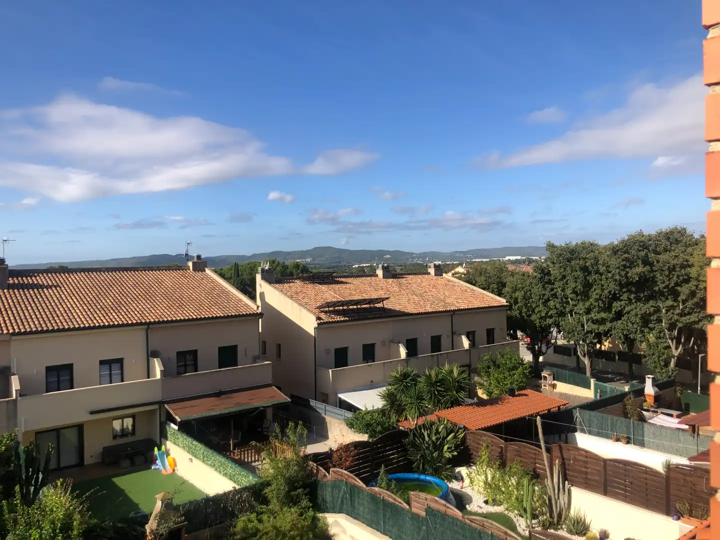 Außenansicht von Einfamilien-Reihenhaus zum Verkauf in Banyeres del Penedès mit Klimaanlage, Heizung und Privatgarten
