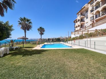 Apartment with pool for sale in del sol